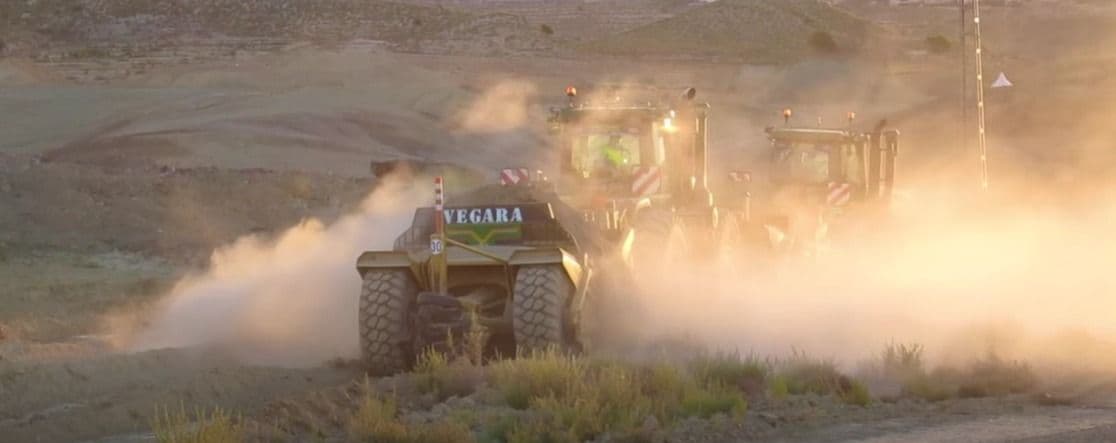 Dúmper rotulado Vegara y dos tractores levantando polvo en una obra de movimiento de tierras