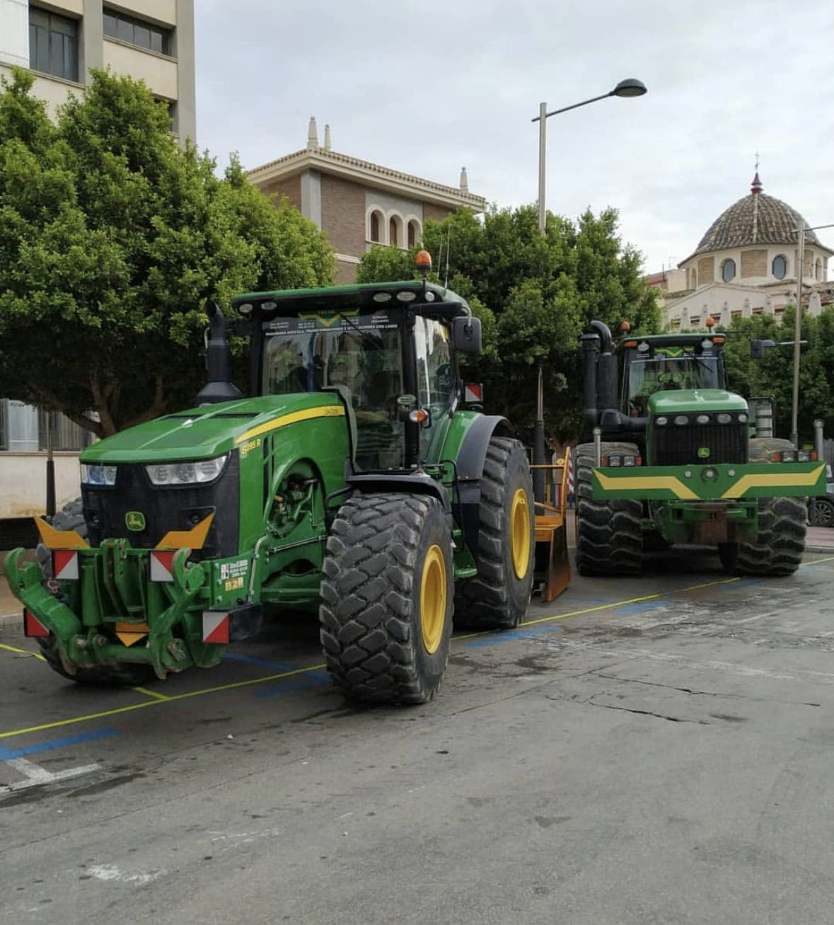 Dos tractores John Deere de Tractores Vegara parados en una calle de Orihuela, Alicante