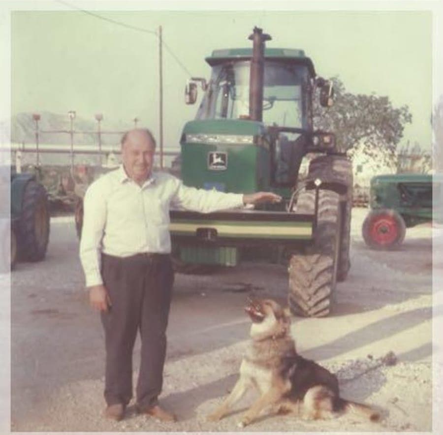 Foto de archivo: tractor John Deere de doble tracción en las instalaciones de la empresa