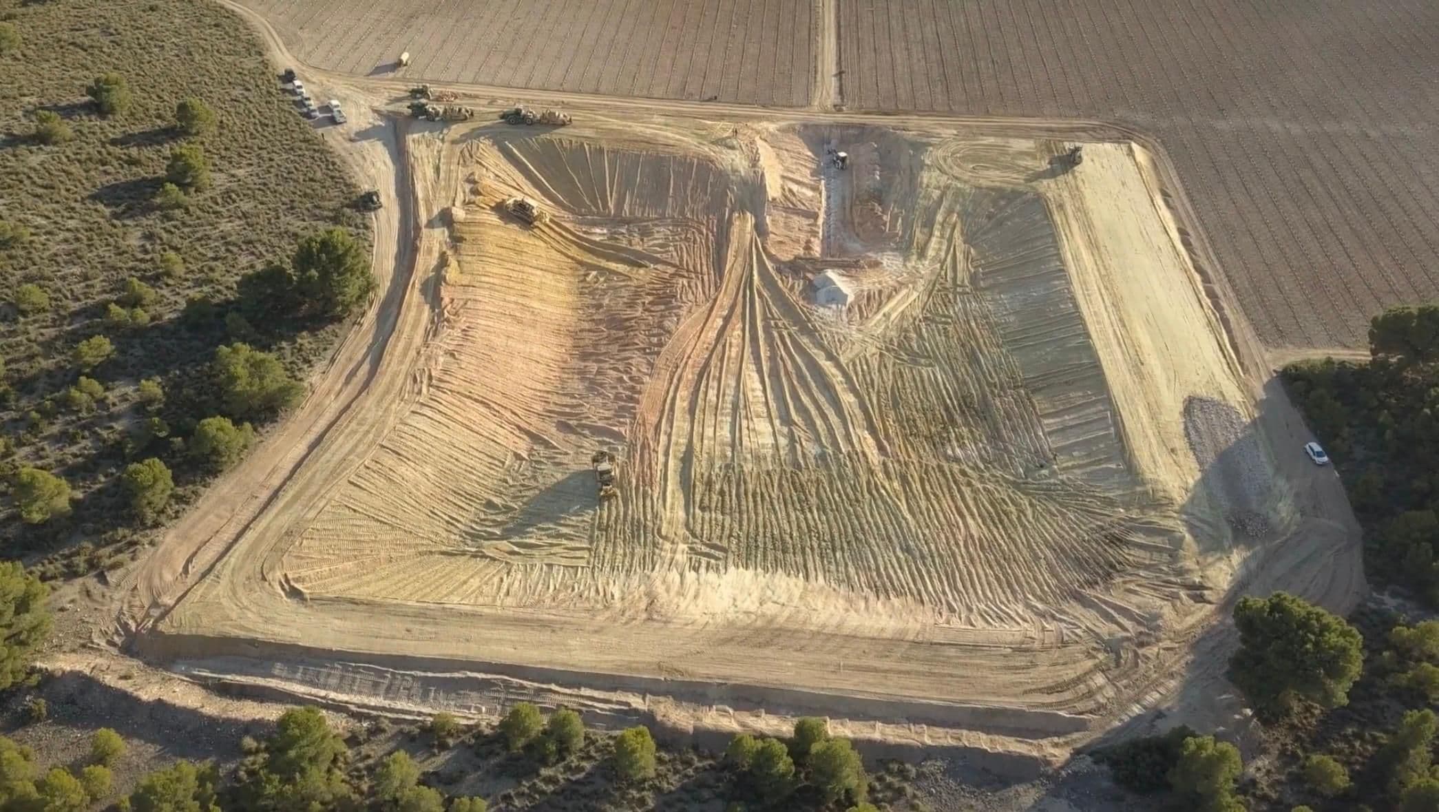 La excavación en marcha: el vaso ya abierto, las rodadas en abanico sobre los taludes y varias máquinas trabajando dentro