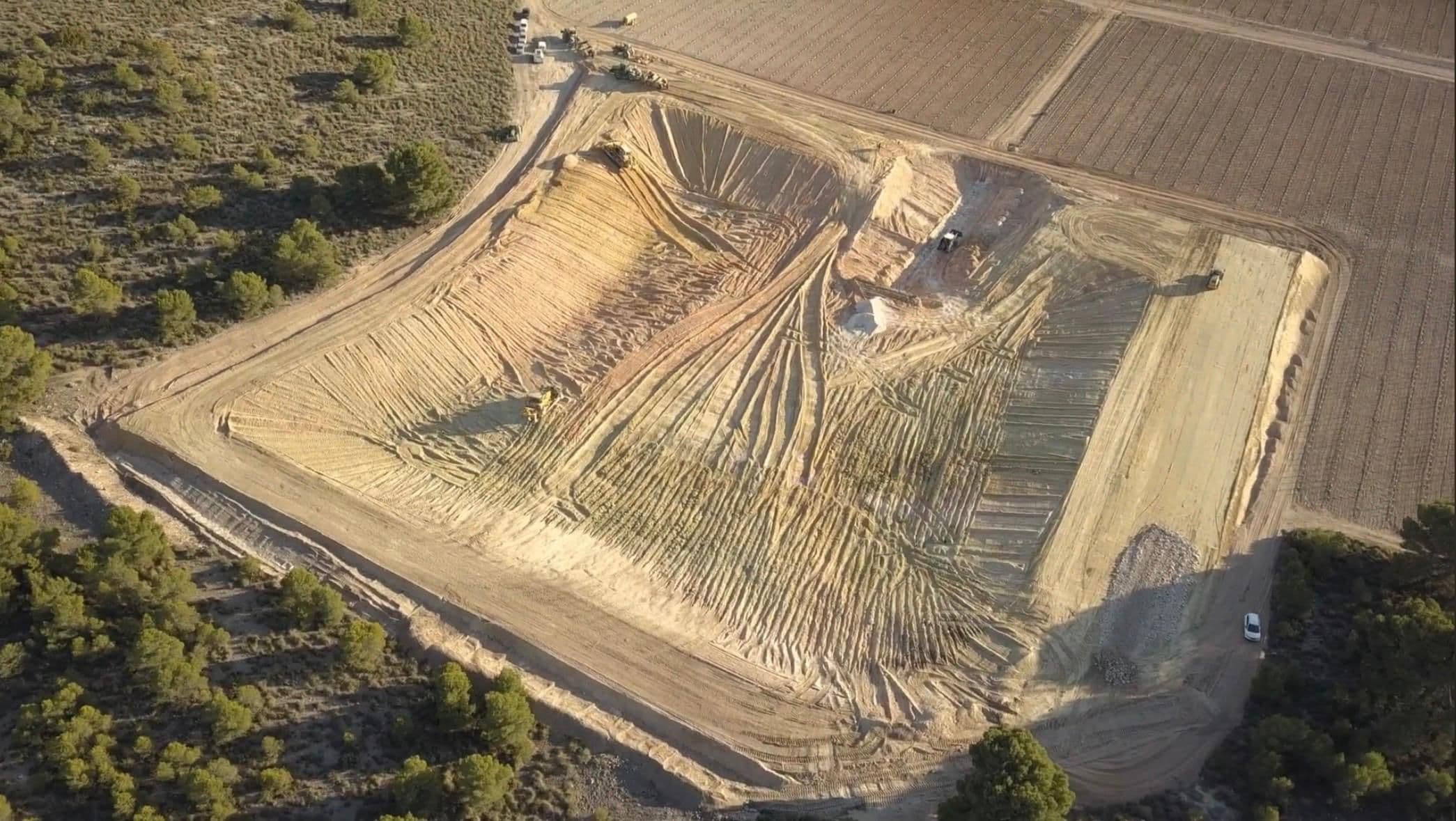 Las máquinas repartidas por el vaso a media excavación, con los vehículos aparcados arriba, junto al camino de coronación