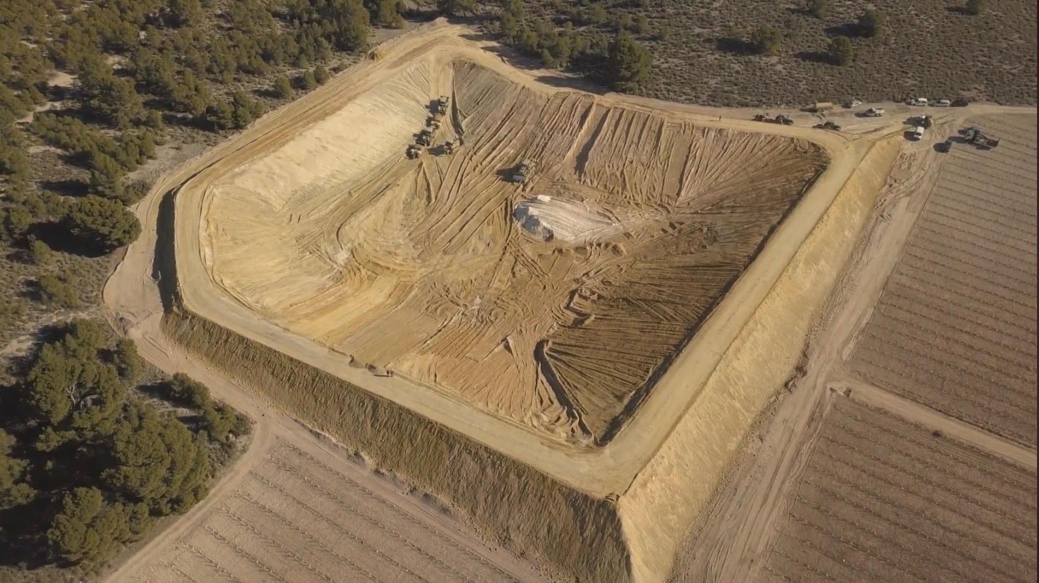 La excavación casi terminada, con un montículo de material claro todavía por retirar en el centro del vaso